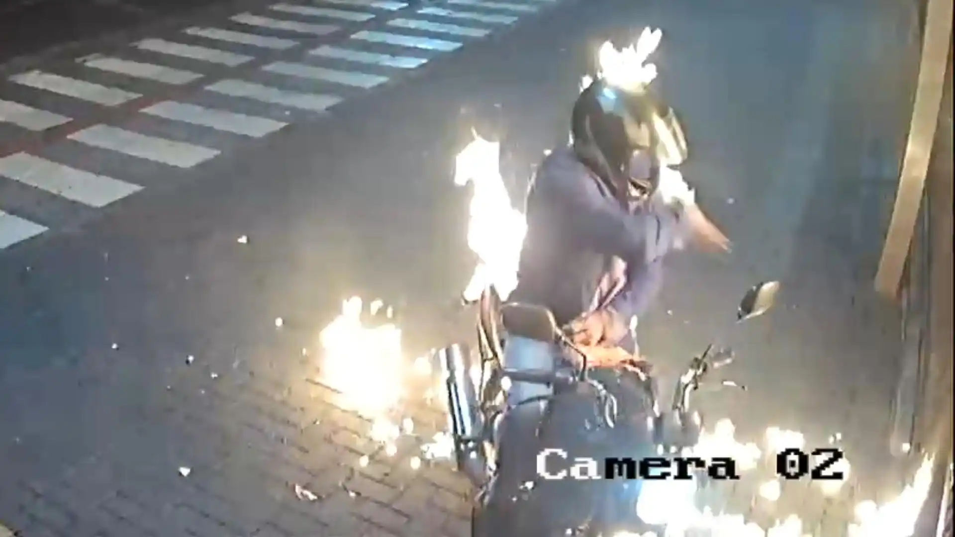 Ao atear fogo no estabelecimento, chamas voltam e atingem o homem (Reprodução/Câmeras de segurança)
