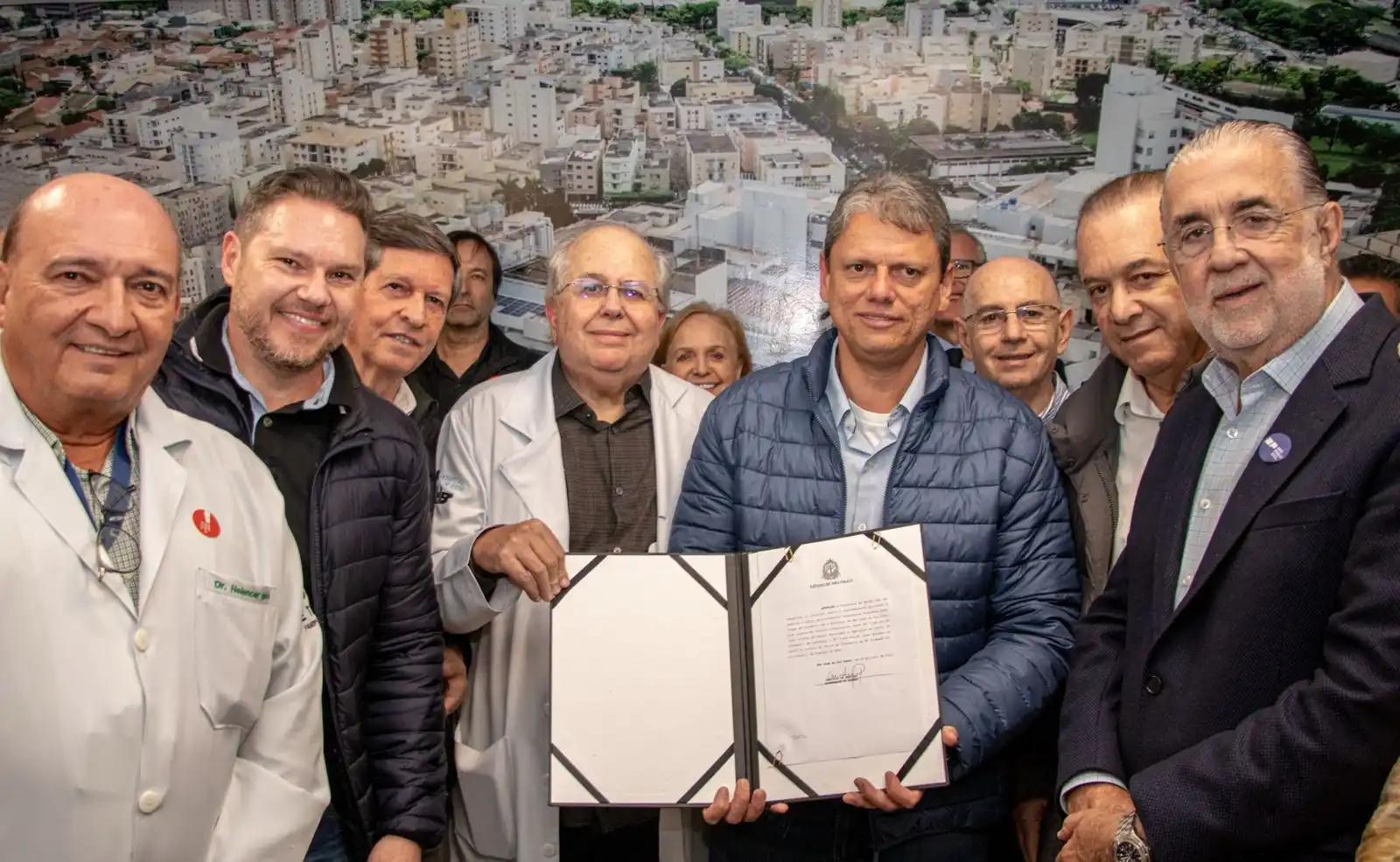 O governador de São Paulo, Tarcísio de Freitas, ao lado do diretor-executivo da Funfarme, Horácio Ramalho, ambos rodeados por políticos e autoridades (Divulgação 24/6/2025)