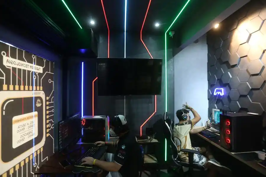 Guilherme Silva, treinador, e Felipe dos Santos, que sonha se tornar profissional, no Centro de Treinamento da equipe Rio Preto Esports (Divulgação)