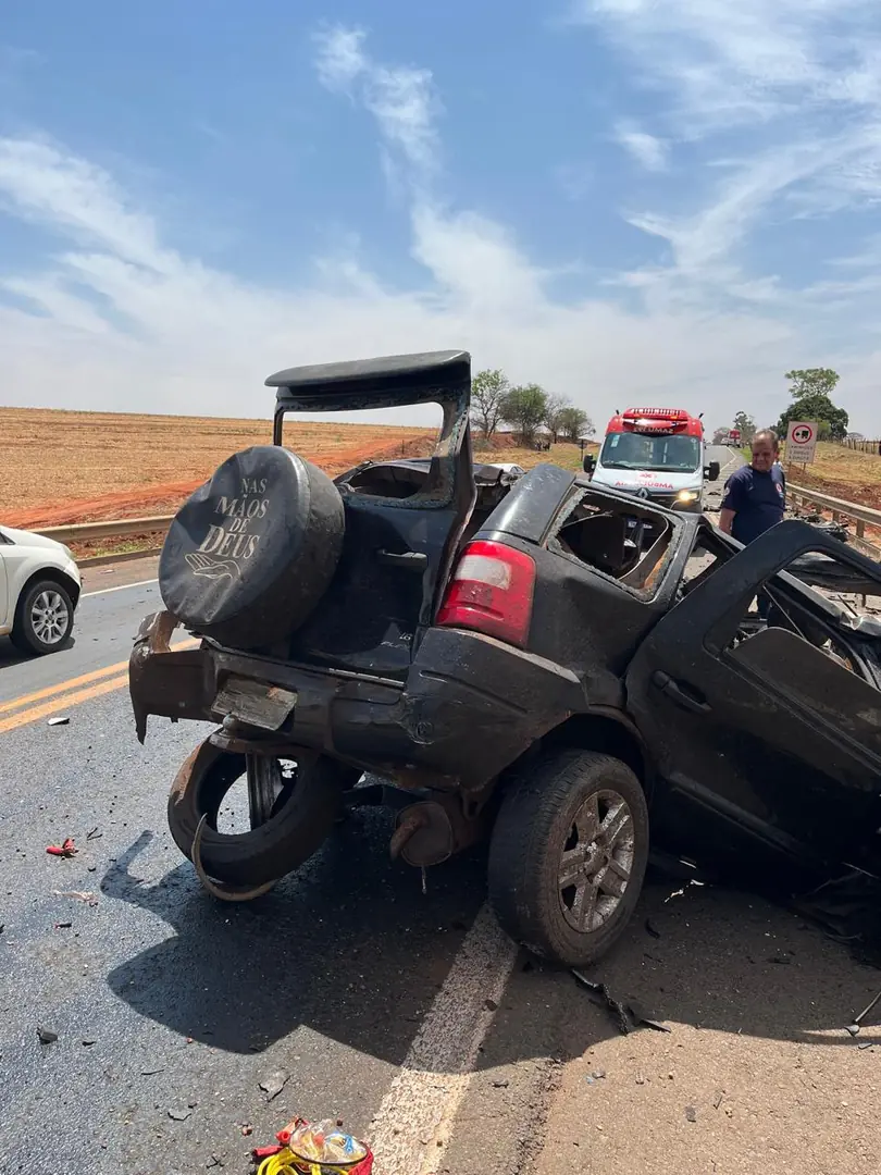 Acidente envolvendo dois carros e uma carreta causa duas mortes em Olímpia (Regional 24h/ Divulgação)