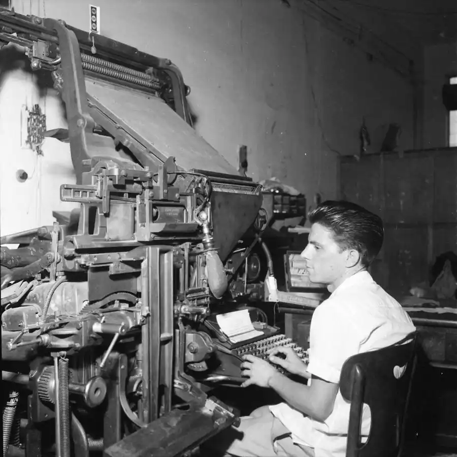Primeiras edições do Diário sendo montadas em máquina de linotipo, na primeira sede do jornal (Jaime Colagiovanni 1960 / Digitalização: Zé Nogueira / Acervo: Fernando Marques)