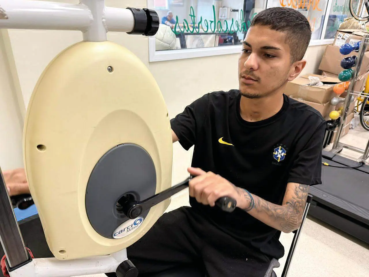 Operário Murilo Henrique dos Santos, 24 anos, sobrevivente de um acidente de moto em 2024, ficou sete dias em coma e hoje realiza sessões de fisiotera (Marco Antonio dos Santos)