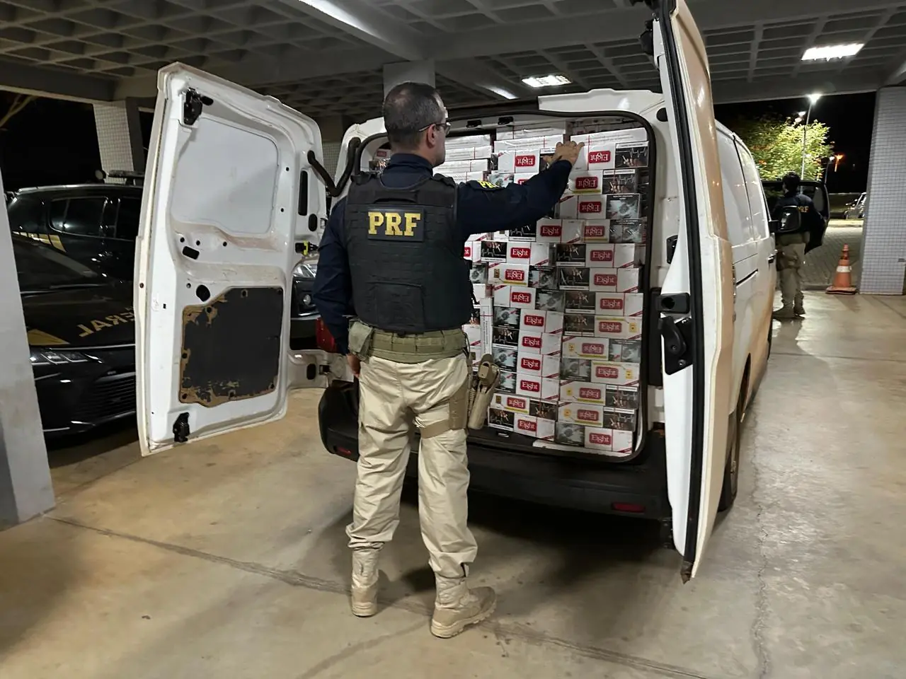PRF apreende carga de cigarros na BR-153 na região de Rio Preto