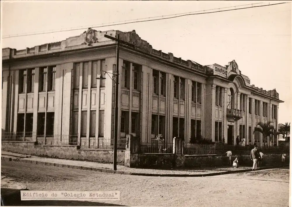 Colégio Estadual, que depois passou a se chamar Escola Monsenhor Gonçalves (Colégio Estadual, que depois passou a se chamar Escola Monsenhor Gonçalves)