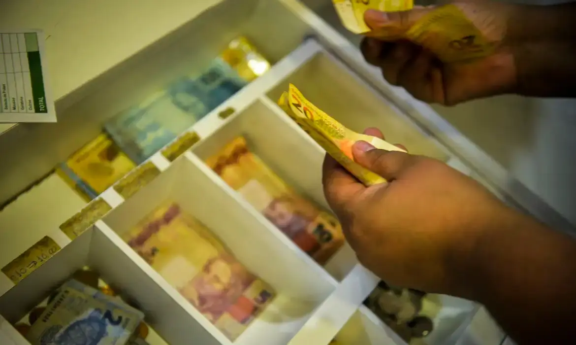 Governo reajusta salário mínimo para R$ 1.621