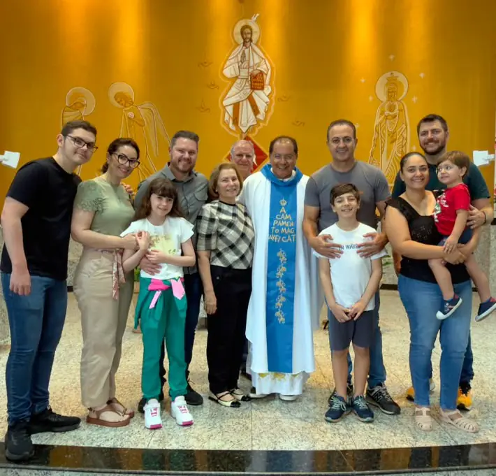 Danilo Campetti, candidato a deputado estadual com os familiares e o padre Ernesto Rosa (Divulgação)