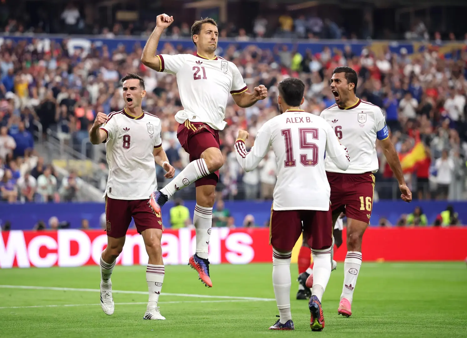Oyarzabal (camisa 21) fez primeiro gol espanhol em Dallas e comemora com os companheiros (Divulgação/Fifa)