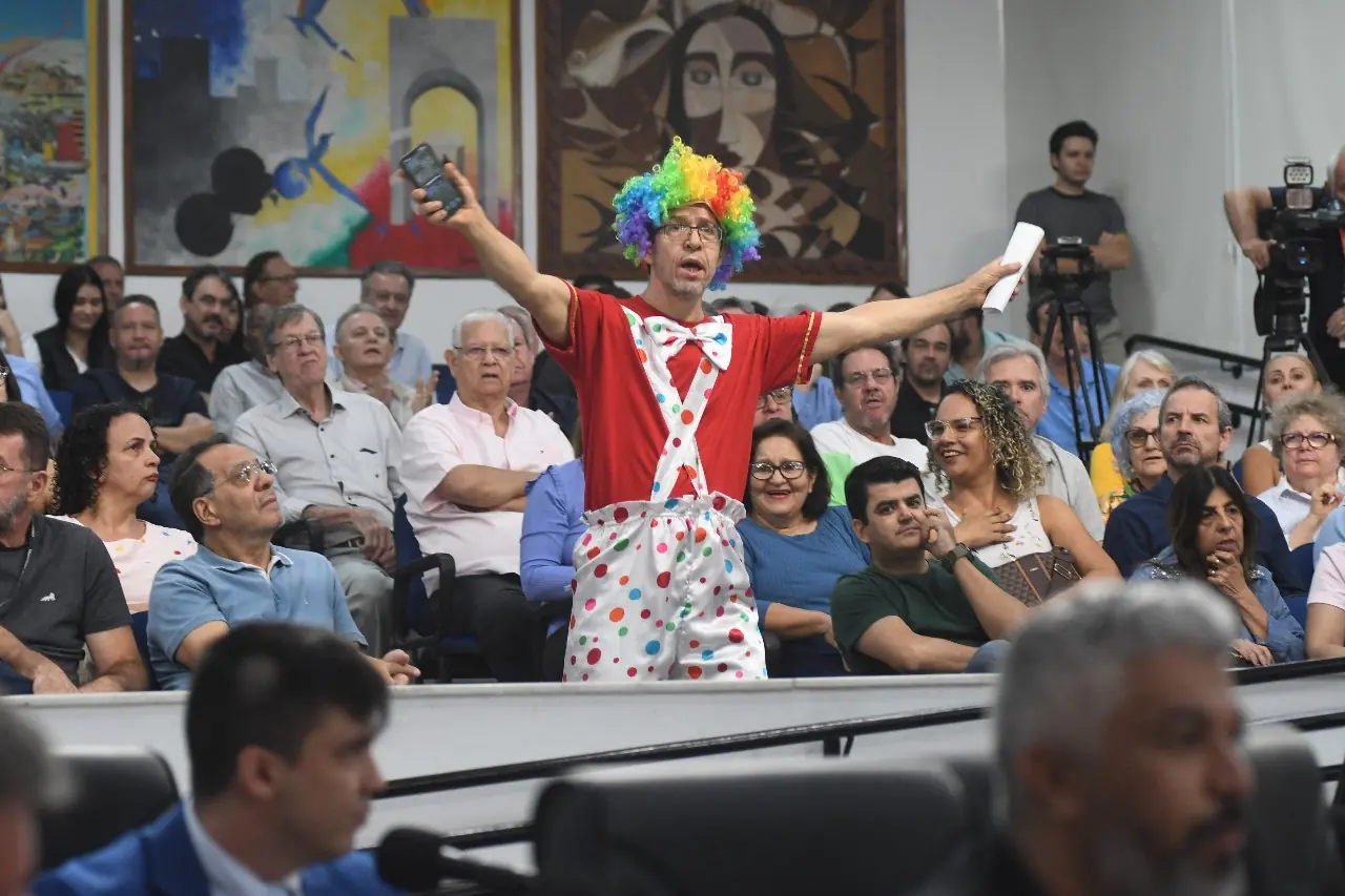 Morador protesta com fantasia de palhaço (Thomaz Vita Neto 25/9/2025)