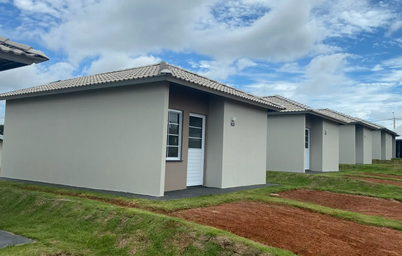 Os imóveis de 45,61 m² têm dois dormitórios, sala, cozinha, banheiro, área de serviço coberta, laje e piso cerâmico em todos os ambientes, além de qui (Divulgação)