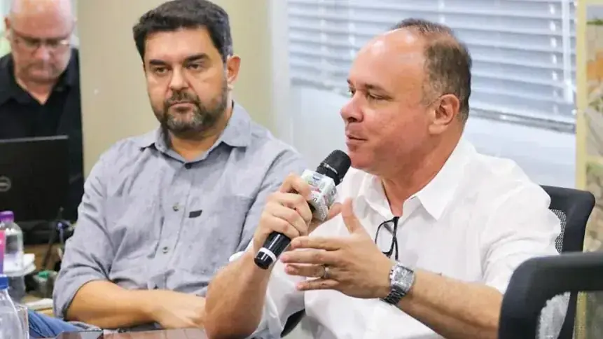 Rodrigo Carmona ao lado do prefeito Coronel Fábio (com microfone na mão): supersecretário vai coordenar também o conselho das PPPs (Divulgação/Prefeitura de Rio Preto)