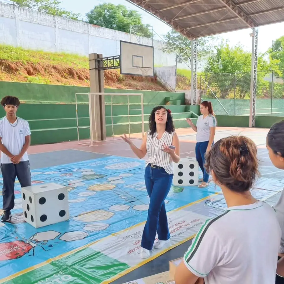 Professora Gabriela Castro diz que a próxima etapa será dedicada ao Folclore Brasileiro. “Em duplas, os alunos vão criar manchetes e notícias como se (Arquivo Pessoal)