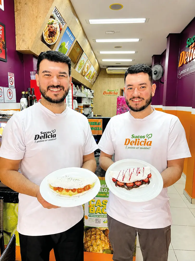 Marcelo Gutierrez Dias e Victor Hugo Gutierrez Dias com tapiocas doces e salgadas do Sucos Delícia (Divulgação)