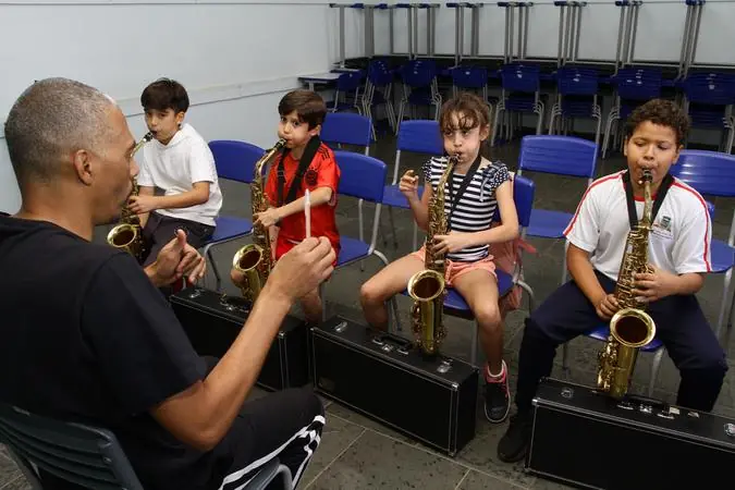 Professor Misael orienta alunos do projeto Guri durante aula: estão abertas inscrições para o segundo semestre (Edvaldo Santos 6/8/2025)