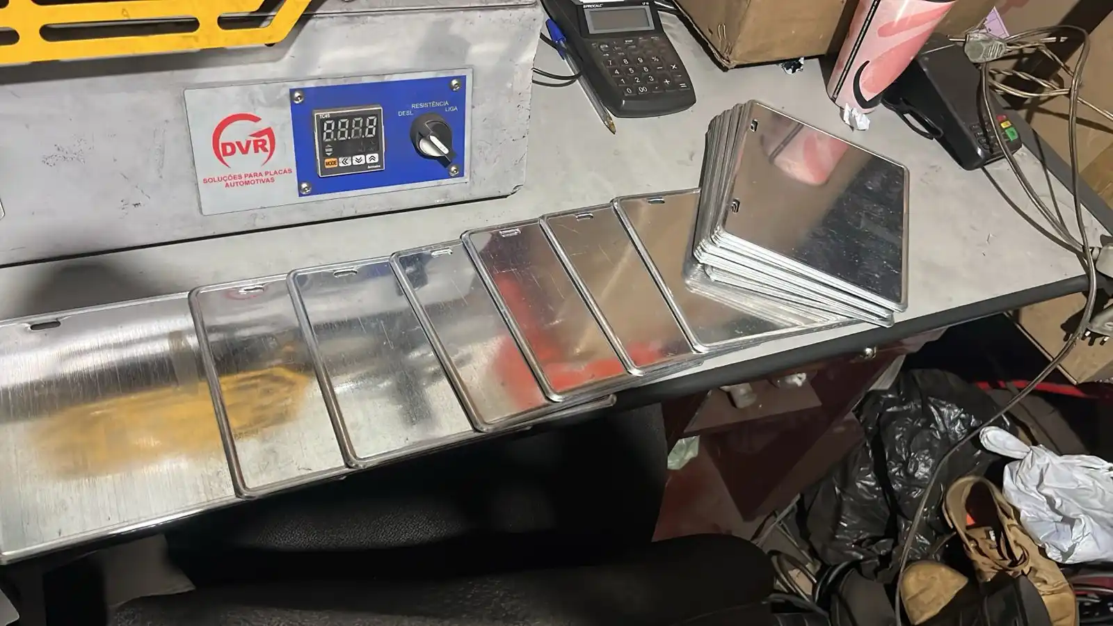 Oficina de torno produzia placas veiculares sem autorização (Polícia Civil / Divulgação)