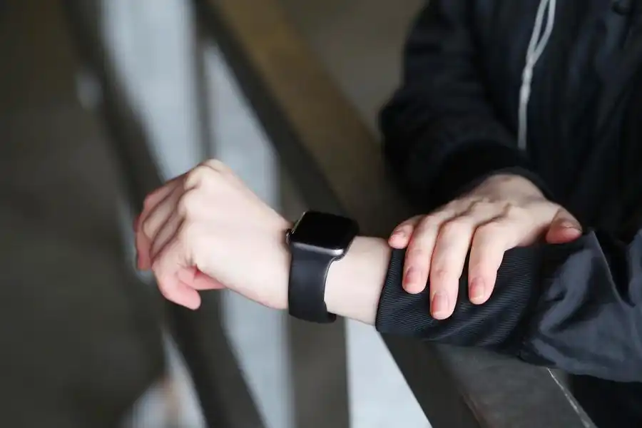 Médico orienta a colocar o smartwatch no braço oposto ao lado do marca-passo (Freepik/Banco de Imagens)