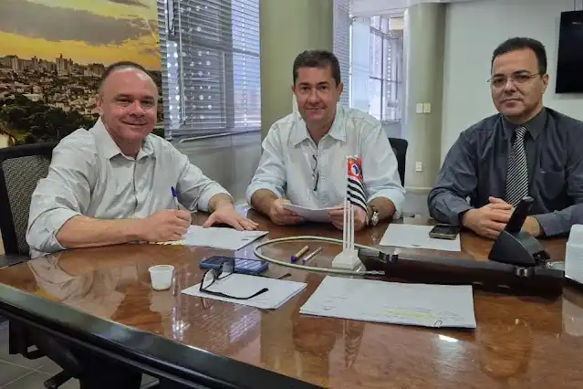 O prefeito de Rio Preto com os procuradores do município Luis Roberto Thiesi e Frederico Duarte, que fazem parte do grupo de novos integrantes das Jaris (Divulgação)