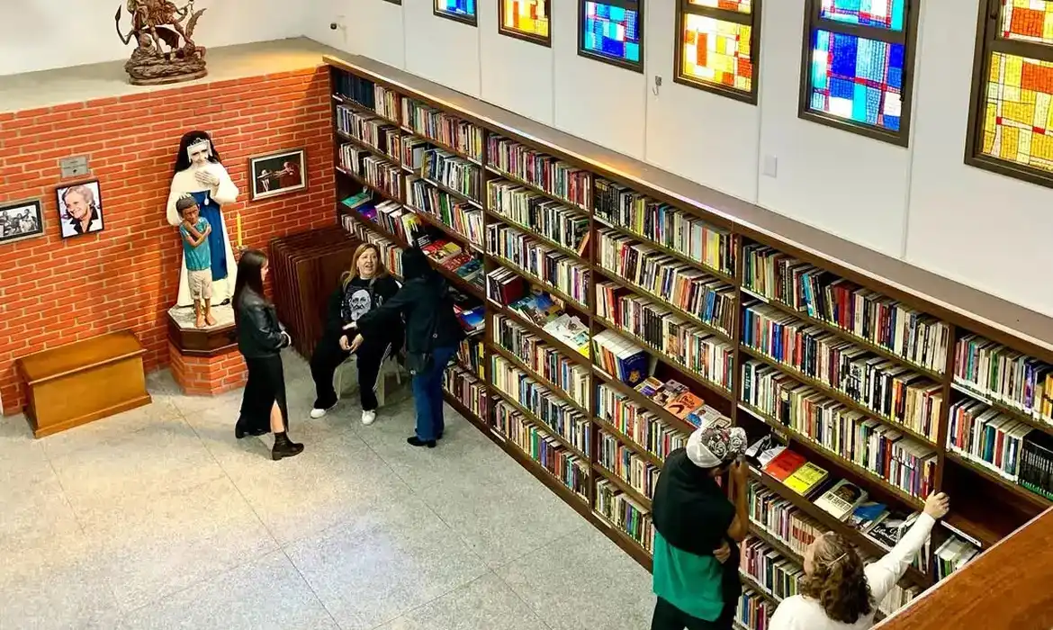 A biblioteca comunitária, coordenado pelo padre Júlio Lancellotti, funcionará no Centro Santa Dulce dos Pobres (Padre Julio Lancellotti/Instagram)