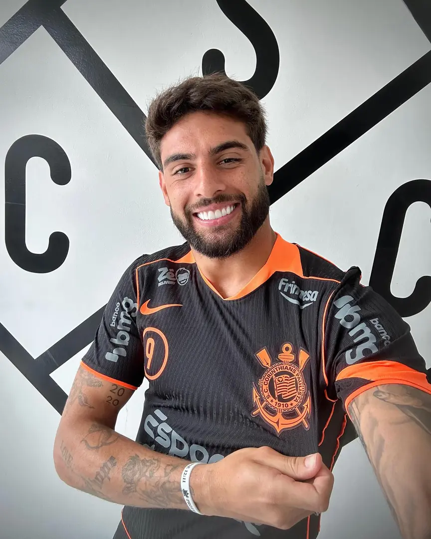 Yuri Alberto com o novo uniforme do Corinthians (Divulgação/Corinthians)