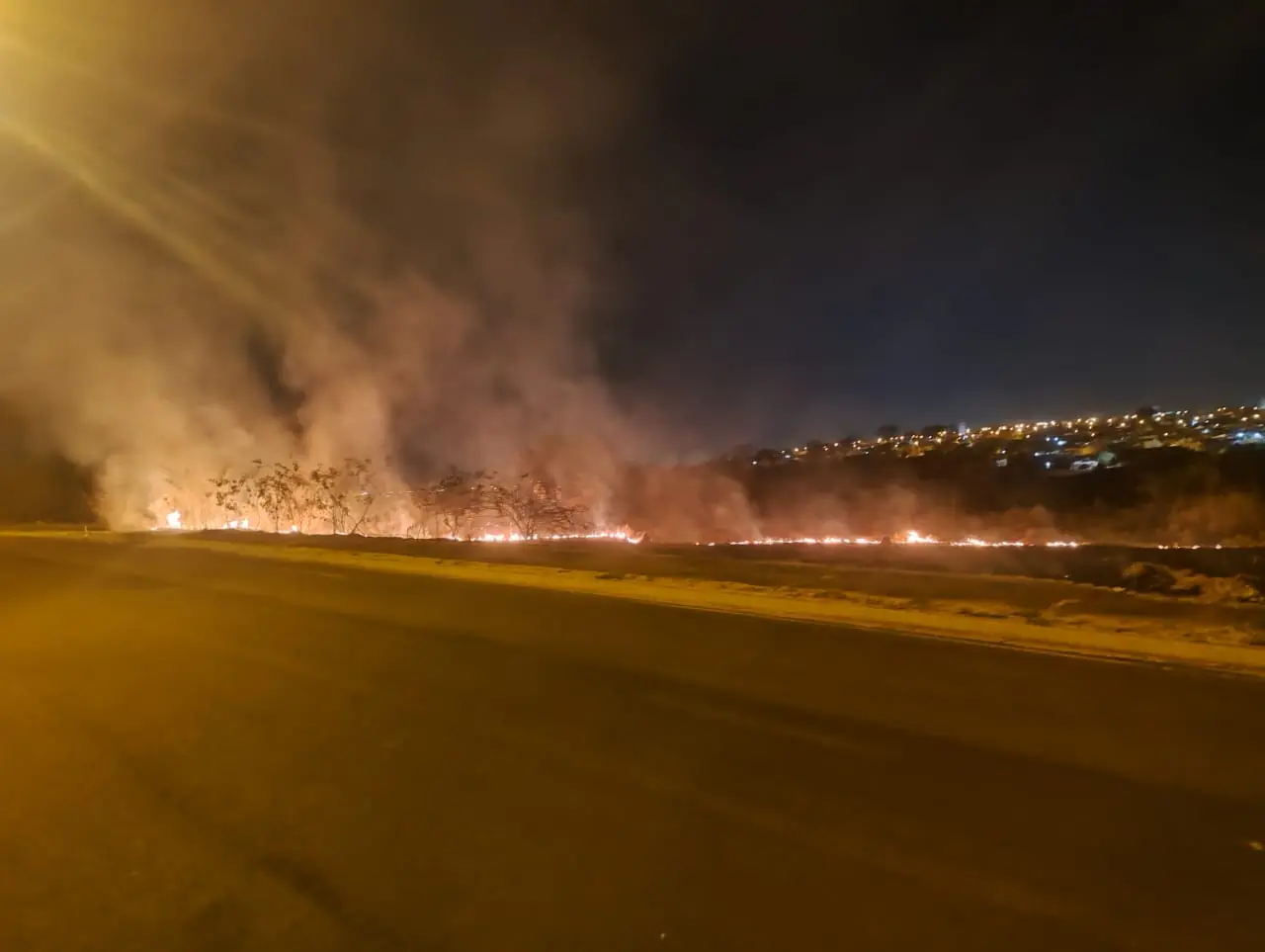 Fogo se alastrou rapidamente na área de pastagem (Divulgação/Polícia Militar)