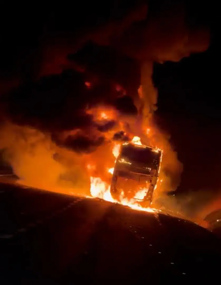 Ônibus com 33 passageiros pega fogo na Rodovia Euclides da Cunha (Corpo de Bombeiros)
