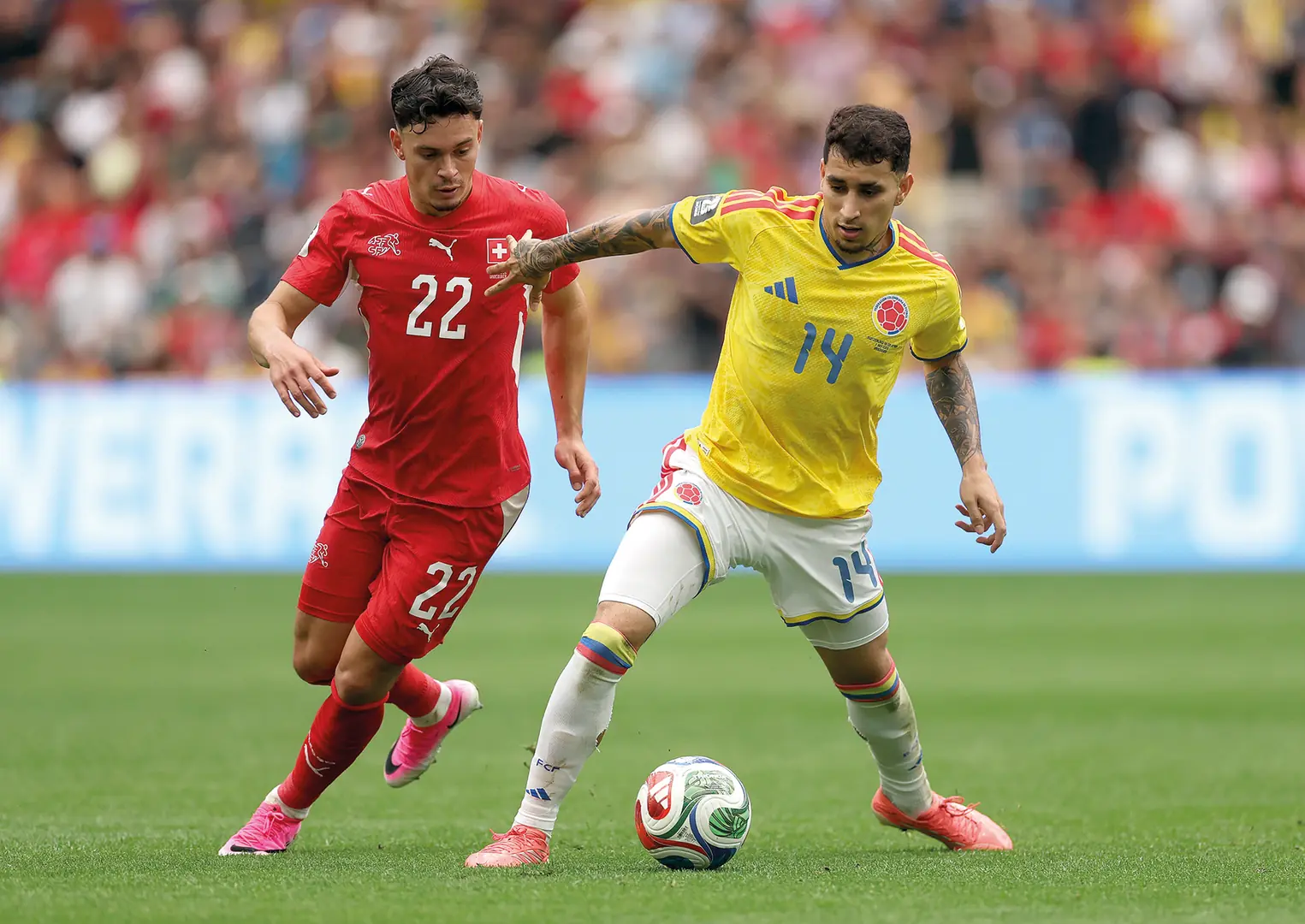 Suíço Rieder disputa jogada com Gustavo Puerta, da Colômbia. em jogo que fechou as oitavas de final (Fifa/Divulgação)