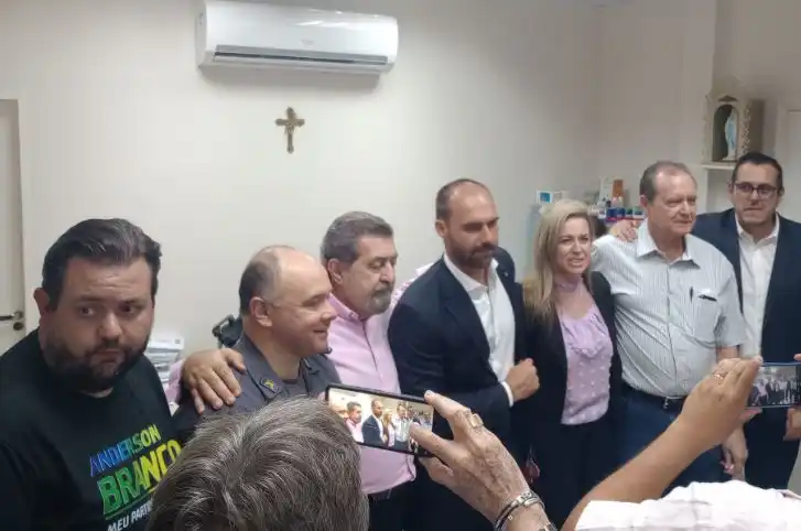 Anderson Branco (à esq), autor da honraria, com o deputado, em visita à Santa Casa (Guilherme Baffi 10/8/2023)