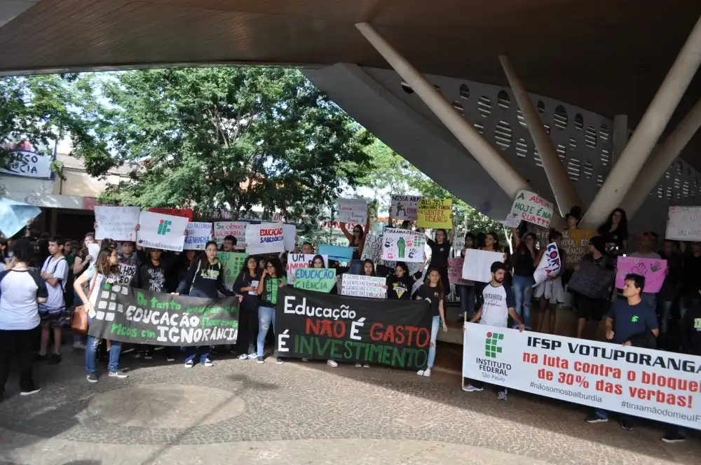 Alunos do Instituto Federal protestam em Votuporanga (Colaboração/Érika Chausson/A Cidade)