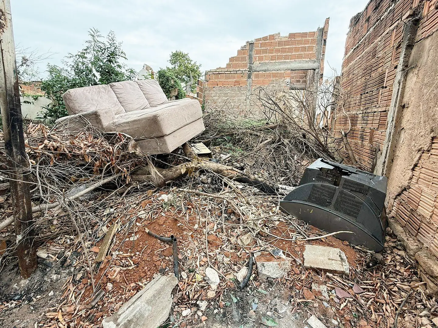 Sujeira toma conta de terreno particular abandonado e em calçada nas proximidades da escola onde menino foi picado (Marco Antonio dos Santos 5/8/2025)