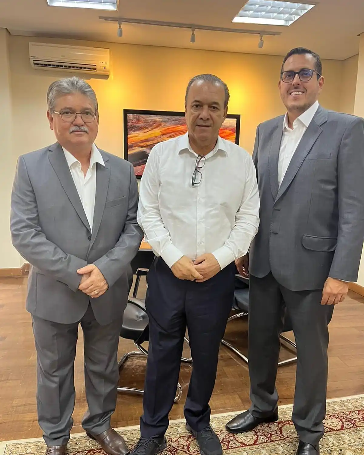 O prefeito de Mirassol, Edson Ermenegildo, o secretário de Saúde, Eleuses Paiva, e o diretor da DRS-15, Guilherme Pinto Camargo (Divulgação/Prefeitura de Mirassol)