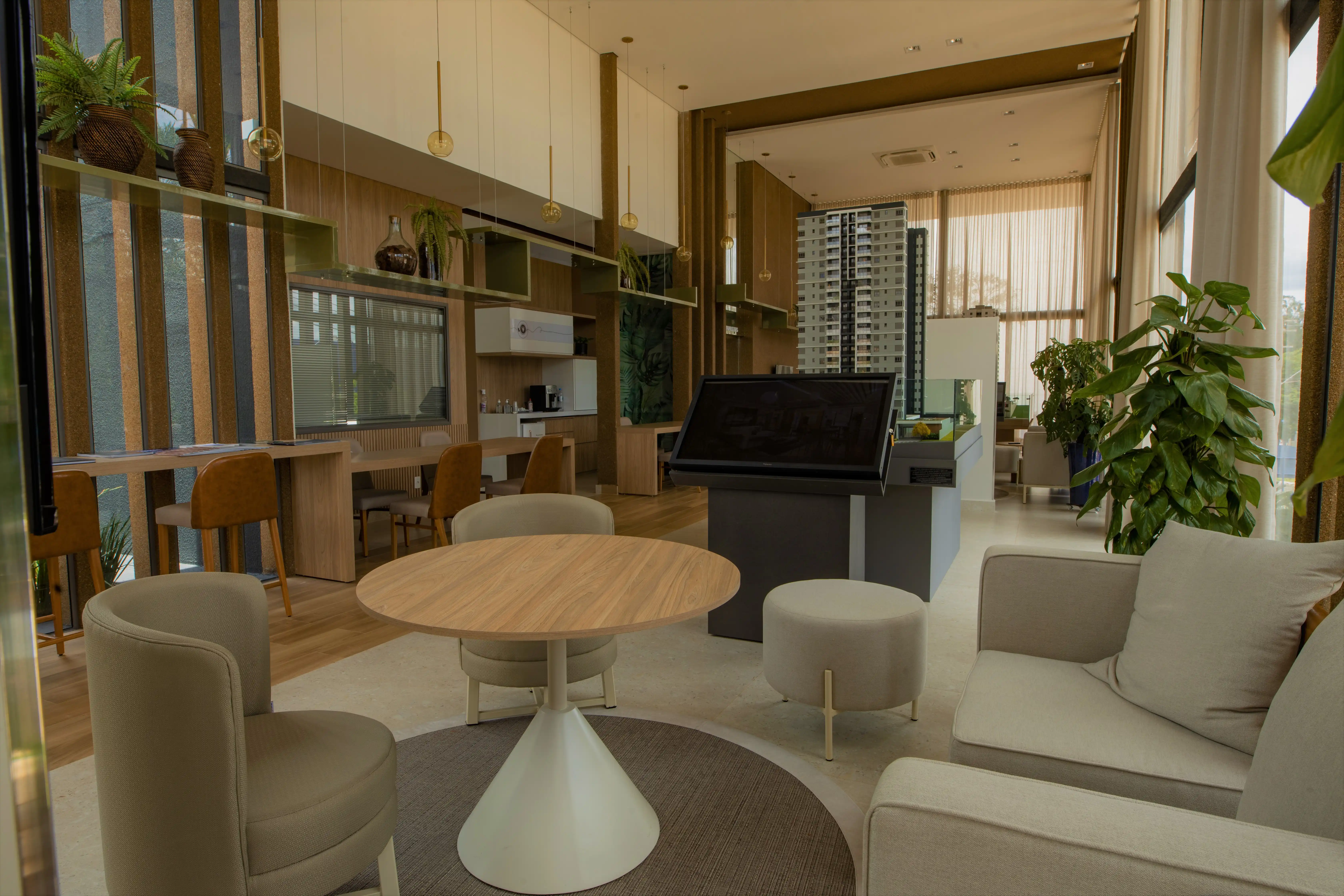 A Central de Vendas conta com uma área de 1300m2 que comporta até cinco apartamentos decorados simultaneamente (Divulgação)