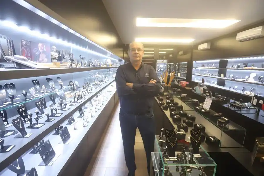 Claudinei Parro, diretor-comercial da Convex, lança na feira sua nova linha de alianças, chamada Ourum (Guilherme Baffi 22/3/2025)
