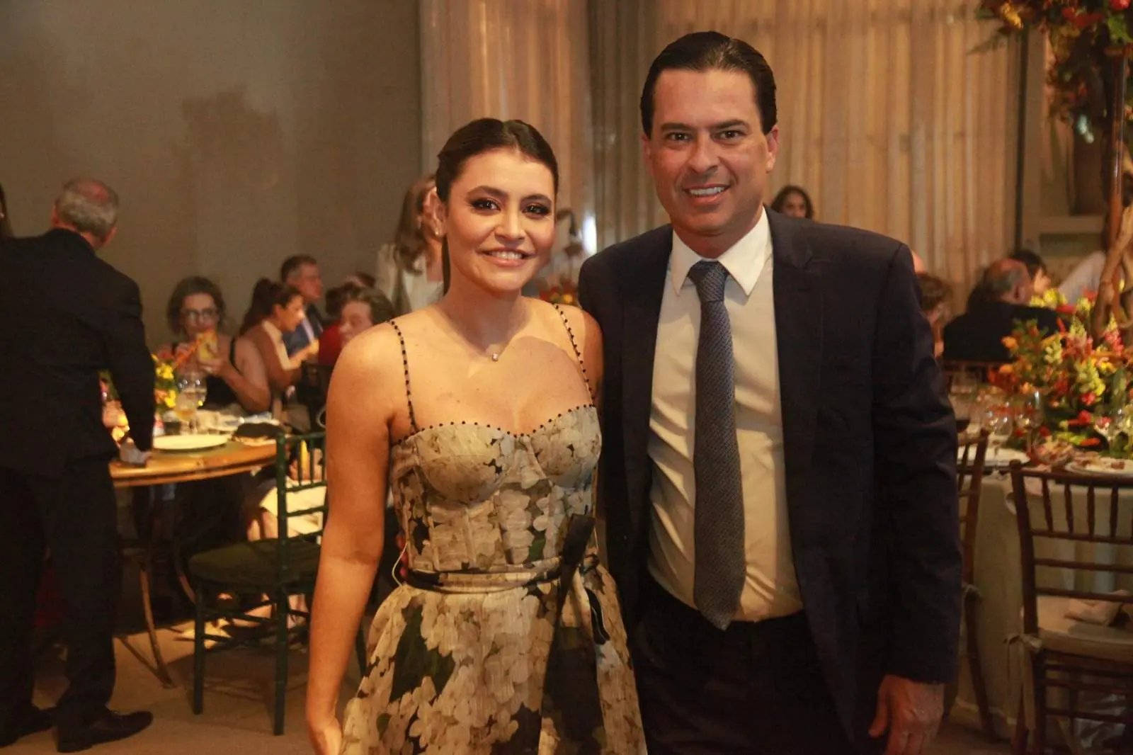 Danilo Elena e a mulher Carol Celico Elena estão na Coluna Social de hoje