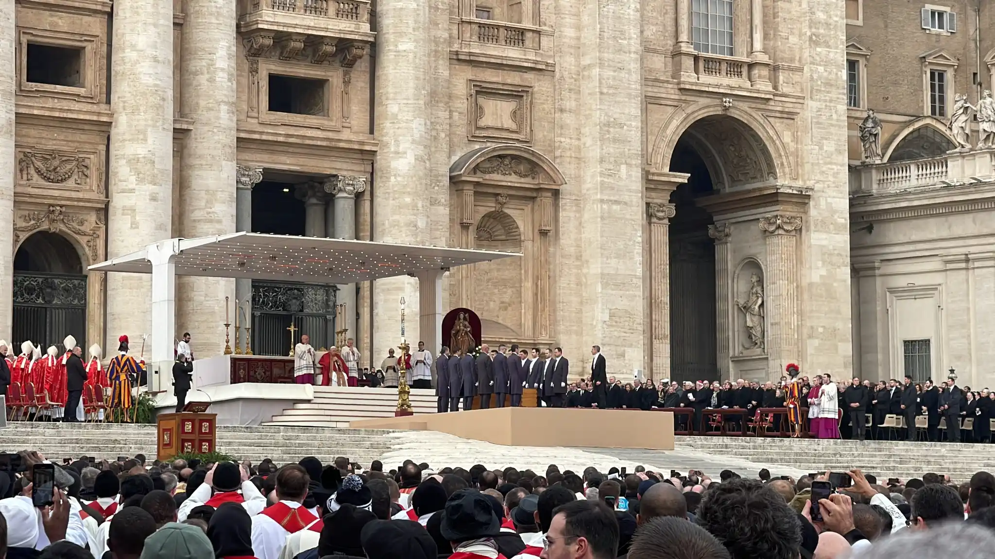 O padre Marcelo José da Silva Sampaio, da Comunidade Mar Adentro, de Rio Preto, esteve presente nesta quinta-feira, 5, no velório do papa Bento XVI, no Vaticano (Arquivo pessoal)