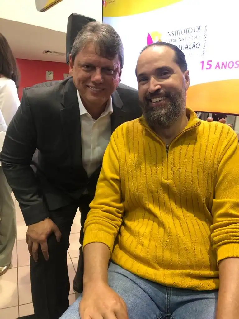 Governador Tarcísio de Freitas com Flávio Benez, diretor técnico do Lucy em Fernandópolis (Reprodução/Redes sociais)