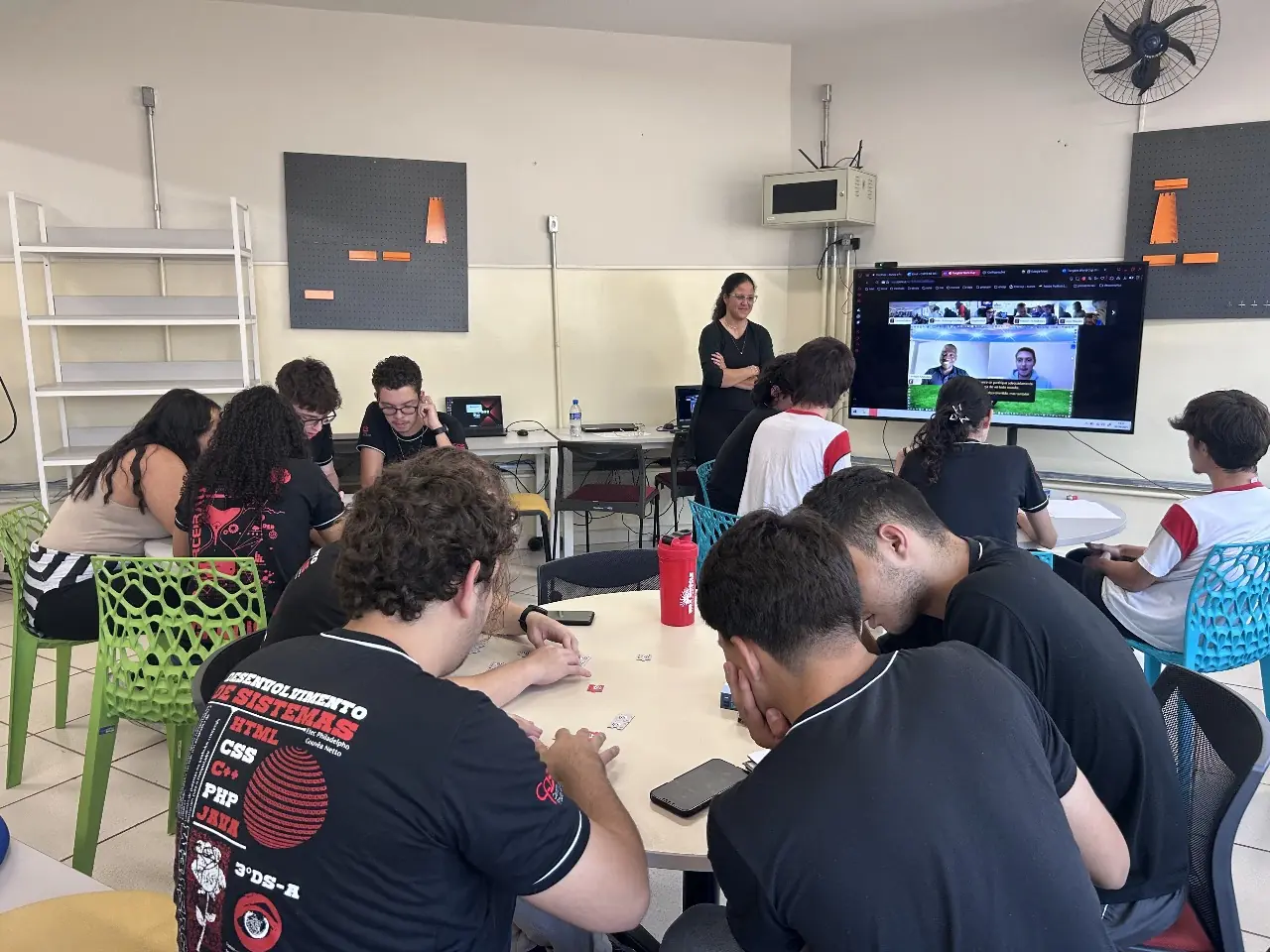 Estudantes da Etec Philadelpho Gouvêa Netto participam de torneio internacional de programação