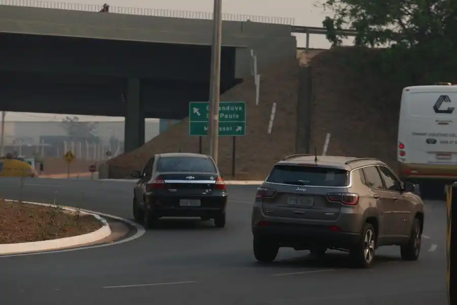 Motoristas em rotatória da avenida Clóvis Oger: maioria “esquece” a seta (Guilherme Baffi 22/9/2021)
