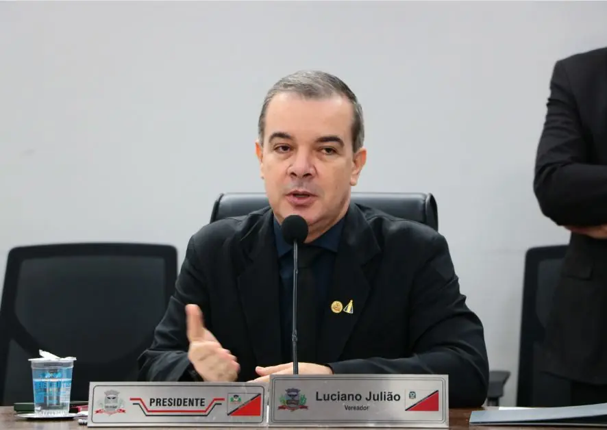 Câmara ‘libera’ viagem do Coronel, e Julião será prefeito