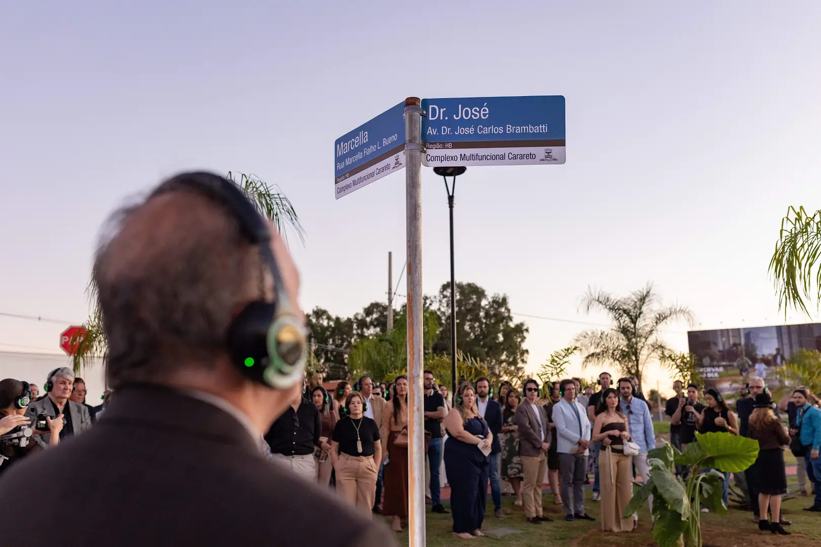 Cesar Merenda, fundador da Concretiza, diante da placa com o nome da rua que homenageia o médico cardiologista Dr. José Carlos Brambatti (1954-2021) (Eduardo Penna/Divulgação)