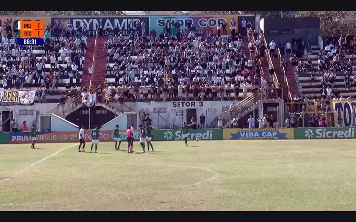Momento em que o árbitro paralisa a partida após caso injúria racial (Reprodução/Futebol Paulista)