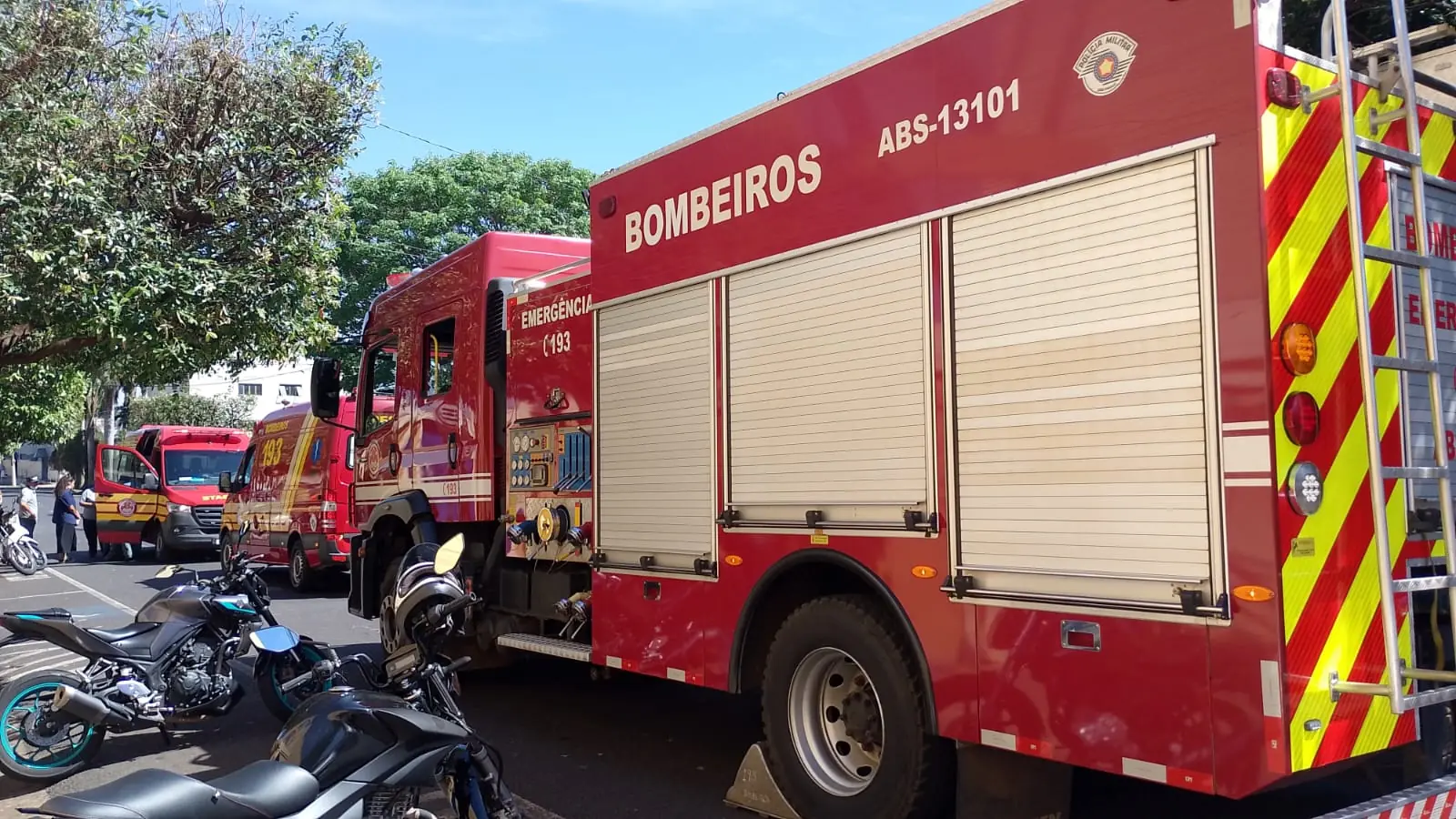 Bombeiros combatem incêndio na Unilago, em Rio Preto