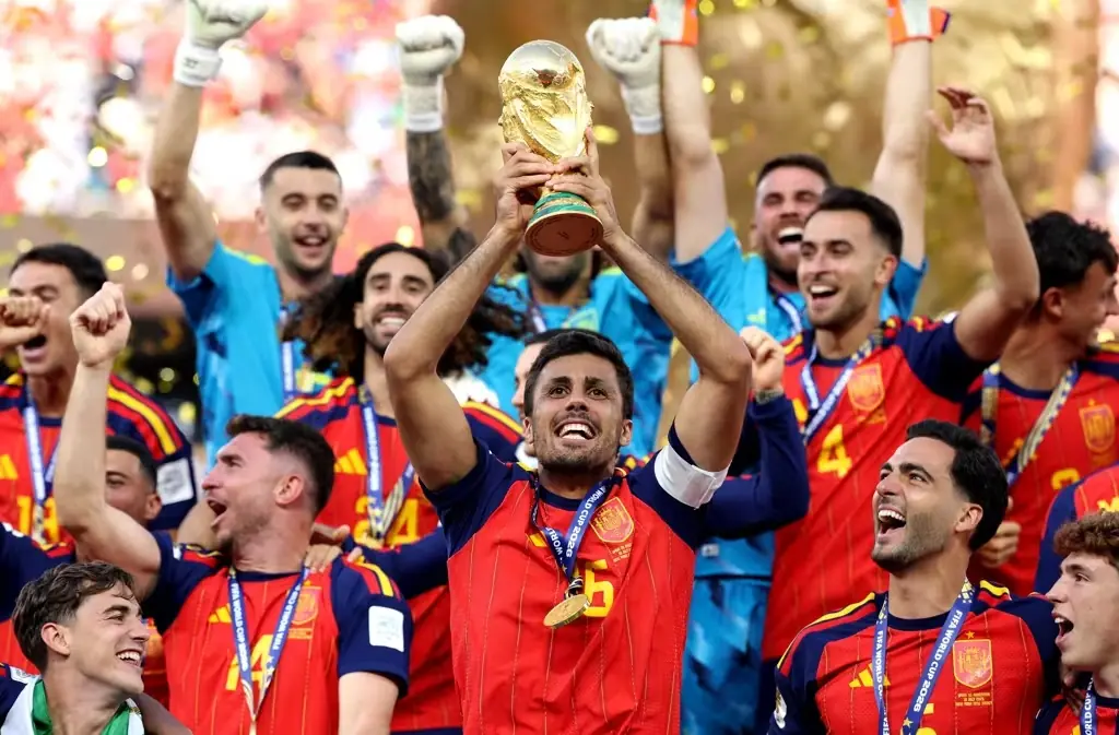 Capitão Rodri ergue o troféu de campeão da Copa do Mundo: título ficou com a seleção mais equilibrada da disputa (Fifa/Divulgação)