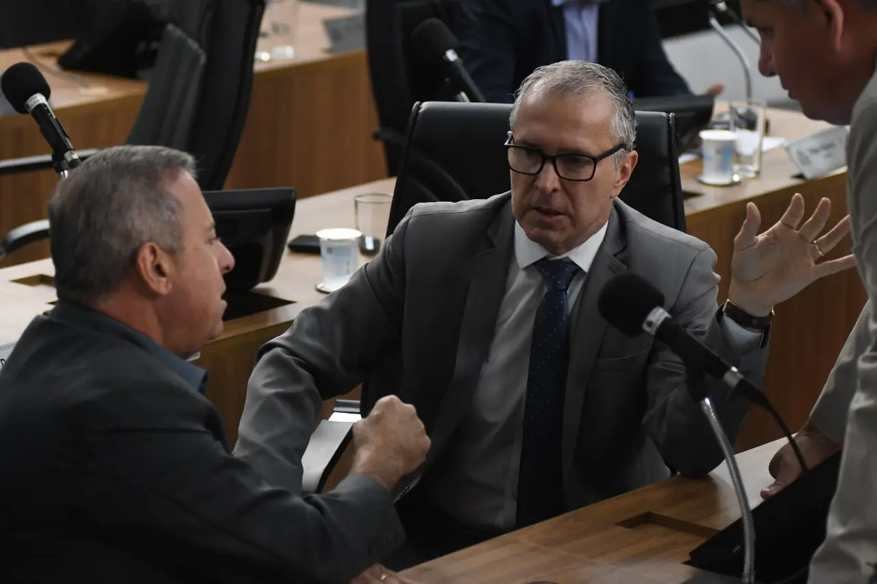 O vereador Renato Pupo (de frente) conversa com o vereador Jorge Menezes no Plenário da Câmara (Tomaz Vita Neto)