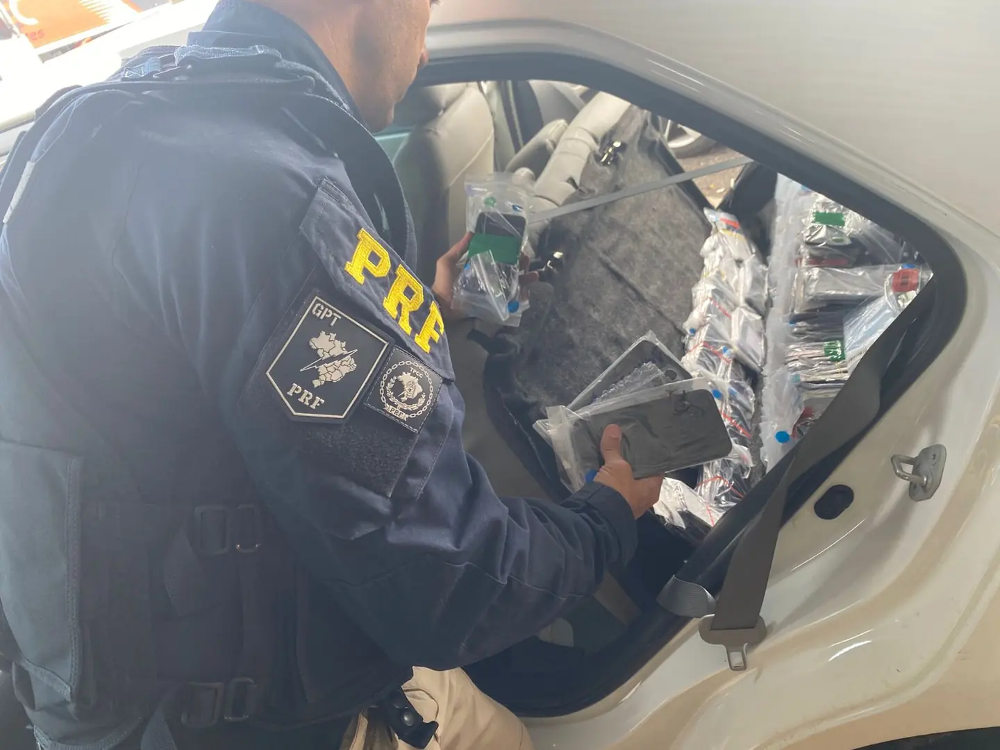 Polícia Rodoviária Federal apreende 570 celulares vindos do Paraguai