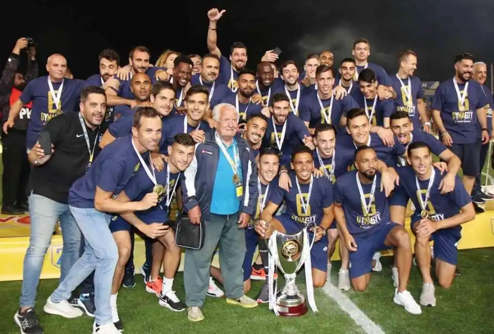 Apoel festeja a conquista do hexacampeonato no Chipre (apoelfc.com.cy)
