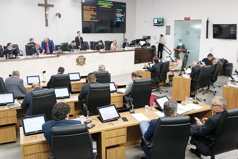 Plenário da Câmara de Rio Preto durante sessão legislativa: vereadores aprovaram projeto do presidente da Casa que obrigava oração do Pai-Nosso (Divulgação/Câmara de Rio Preto)