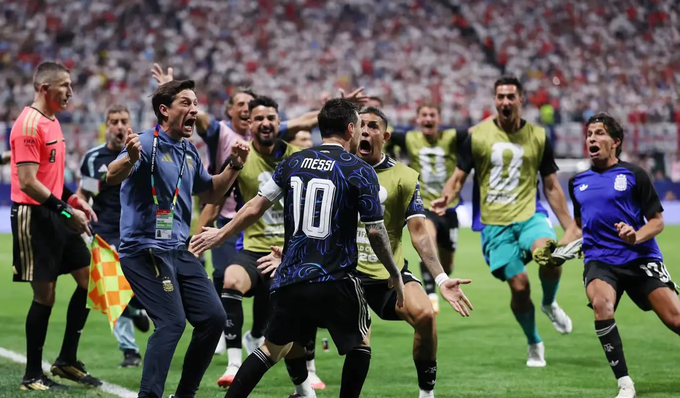 Elenco da Argentina liderado por Messi se empolga com a virada histórica sobre os ingleses e a classificação épica para a final contra a Espanha (Divulgação/Fifa)