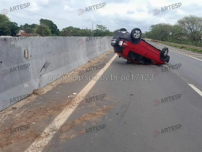 Motorista é internado em estado grave após capotar carro em rodovia de Catanduva