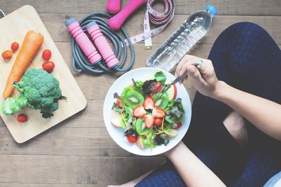 Yoga female cooking homemade salad (Yoga female cooking homemade salad)