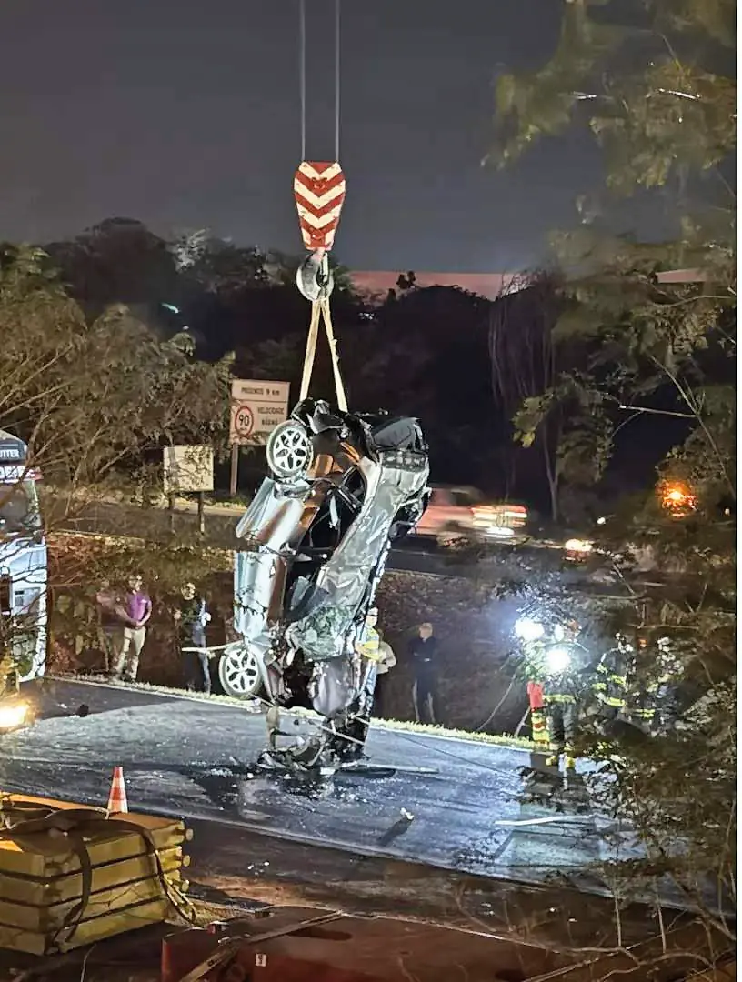 O carro em que estava o advogado Gláucio Gomes no acidente ocorrido na rodovia Washington Luís, entre Rio Preto e Mirassol (Marco Antonio dos Santos 20/8/2025)
