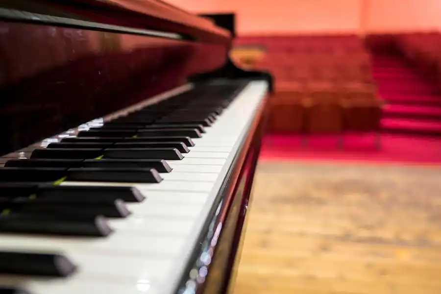André Rangel preparou repertório com músicas de compositores consagrados, como Chopin, Debussy, Liszt, entre outros (Freepik/Banco de Imagens)